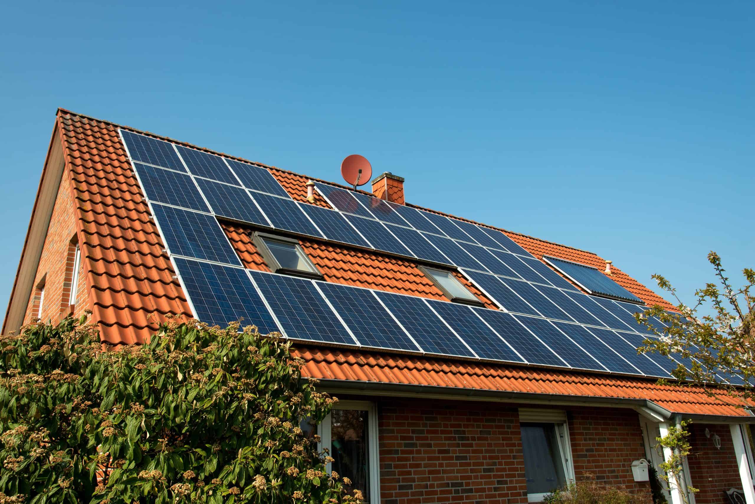 imagen placas solares scaled - El precio de las placas solares. ¿Cuánto cuesta instalar paneles fotovoltaicos?